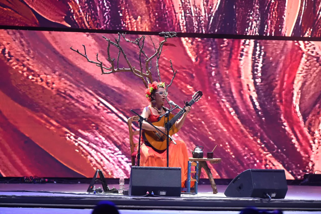 Luciana Jury Derramó su Arte Nativo en Cosquín: Una Voz que Honra el Folklore Argentino